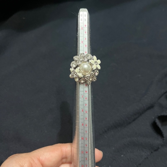 Lia Sophia crystal and faux pearl ring - Picture 5 of 5
